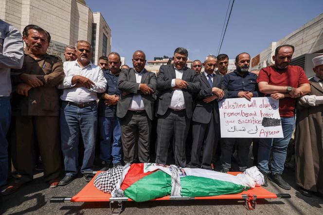 Des Palestiniens prient auprès de la dépouille d’Aysenur Ezgi Eygi, lors d’une procession funéraire à Naplouse, en Cisjordanie occupée, le 9 septembre 2024.