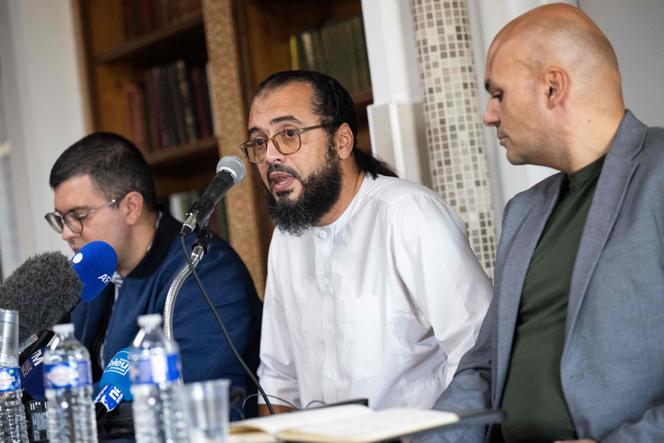 Smaïn Bendjilali, l’imam de la mosquée des Bleuets, entouré des ses avocats, lors d’une conférence de presse à Marseille, le 9 septembre 2024.