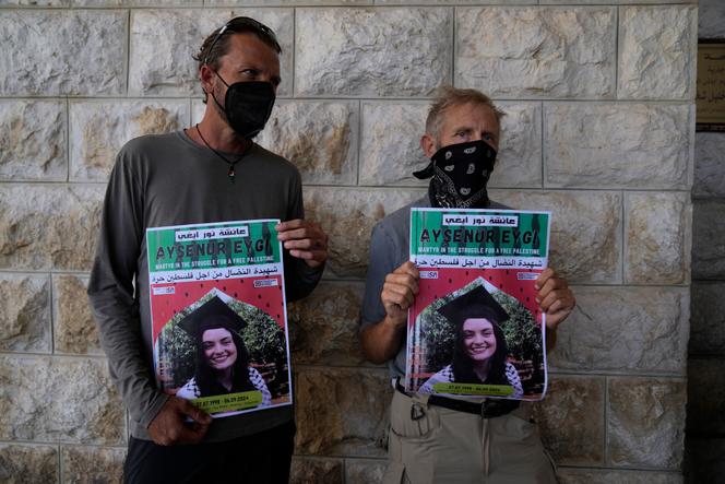 Deux camarades d’Aysenur Ezgi Eygi lors de la procéssion funèbre organisée à Naplouse le 9 septembre 2024.