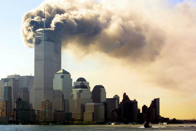 Les tours du World Trade Center en flammes après l’attaque terroriste, le 11 septembre 2001, à New York.