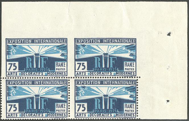 « Paris 1925 Arts décoratifs modernes », timbre paru en 1925. Variété d’impression, non dentelé tenant à dentelé, deux paires verticales formant bloc de quatre coin de feuille, prix de départ 700 euros, vente sur offres Roumet à Paris clôturée le 24 septembre.