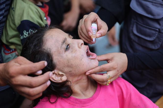 Un médecin administre un vaccin contre la polio à une fillette palestinienne dans une clinique du quartier Al-Daraj, dans la ville de Gaza, le 10 septembre 2024.