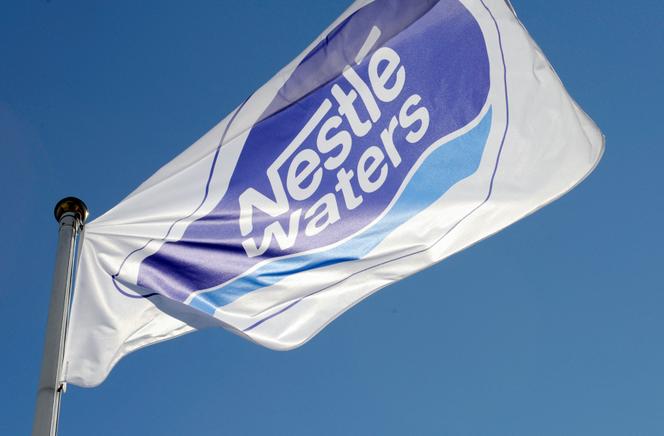 Un drapeau de la société Nestlé Waters, à l’entrée de l’usine d’embouteillage d’eau minérale, à Vittel (Vosges), le 19 juillet 2010.