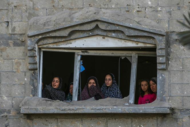 Des Palestiniennes observent les destructions après la frappe israélienne sur la zone humanitaire d’Al-Mawasi, le 10 septembre 2024.