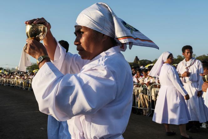 Des fidèles assistent à la messe dirigée par le pape François, sur l’esplanade de Tasitolu, à Dili, au Timor oriental, le 10 septembre 2024. 