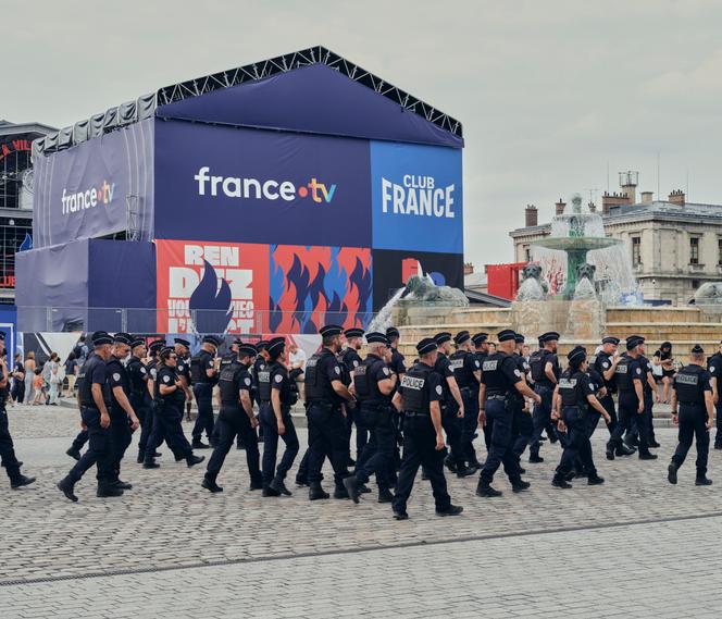 La présence de la police nationale devant le Club France à la Villette à Paris, lors des jeux Paralympiques de Paris 2024, le 29 août 2024.
