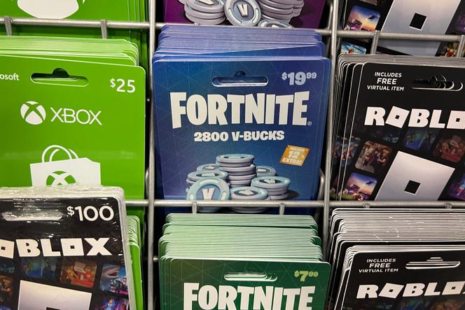 Cartes de V-Bucks, monnaie virtuelle utilisée dans le jeu « Fortnite », à Chicago (Etats-Unis), en 2022.