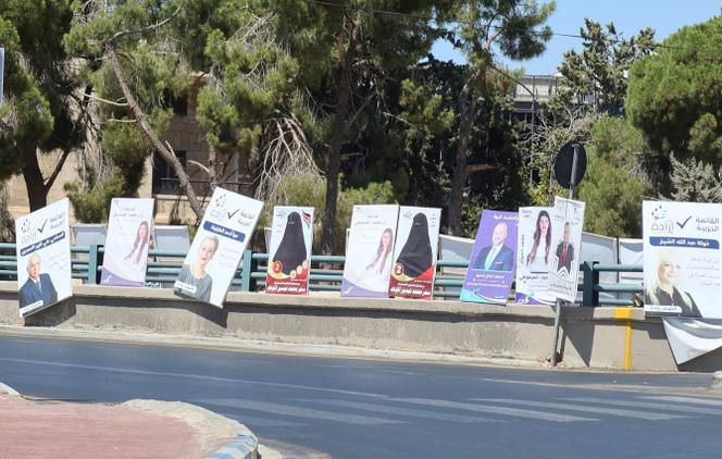 Des affiches de campagne des candidats aux élections parlementaires, à Amman, le 7 septembre 2024.
