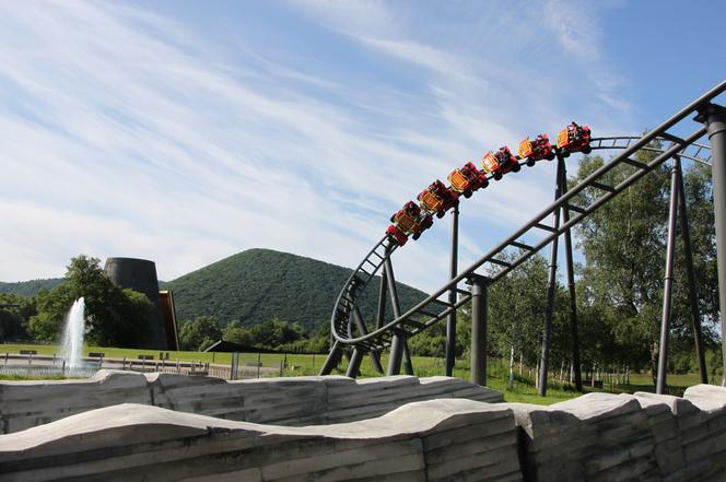 Les montagnes russes Namazu dans le parc Vulcania, dans le Puy-de-Dôme.