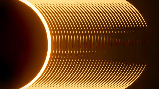 Superposition de photos de 34 millièmes de seconde prises lors de l'éclipse annulaire du 14 octobre 2023 aux États-Unis.