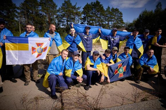 Des prisonniers de guerre ukrainiens après l’échange avec la Russie, dans un lieu inconnu en Ukraine, le 14 septembre 2024.