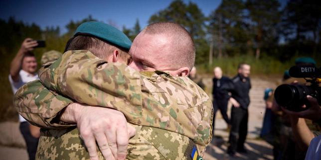 En negate, guerre en Ukraine : les autorités ukrainiennes confirment l’échange avec la Russie de 103 prisonniers de chaque camp thumbnail