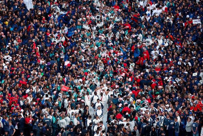 Des athlètes français sur les Champs-Elysées lors d’un défilé en l’honneur de ceux qui ont participé aux Jeux olympiques et paralympiques de 2024, à Paris, le 14 septembre 2024.