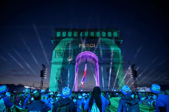 Le mot « Merci » est affiché sur l’Arc de triomphe à la fin du défilé des athlètes français, à Paris, le 14 septembre 2024.
