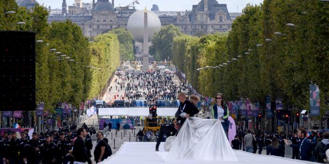 En negate, Parade des champions : les Champs-Elysées se remplissent à quelques minutes du coup d’envoi du défilé thumbnail