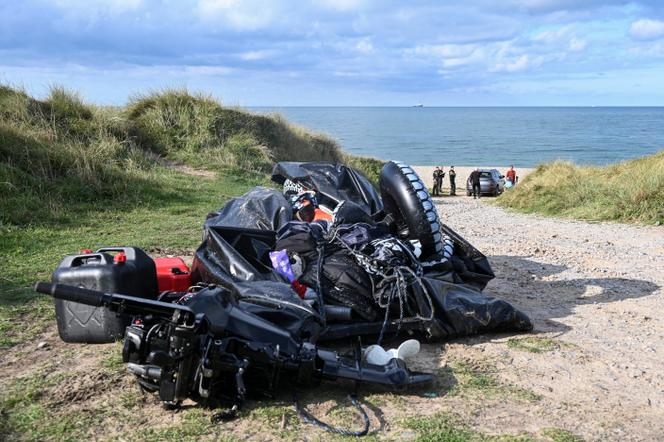 Un bateau de migrants endommagé après une tentative ratée de traversée de la Manche ayant entraîné la mort de huit personnes près de la plage d’Ambleteuse (Pas-de-Calais), le 15 septembre 2024.