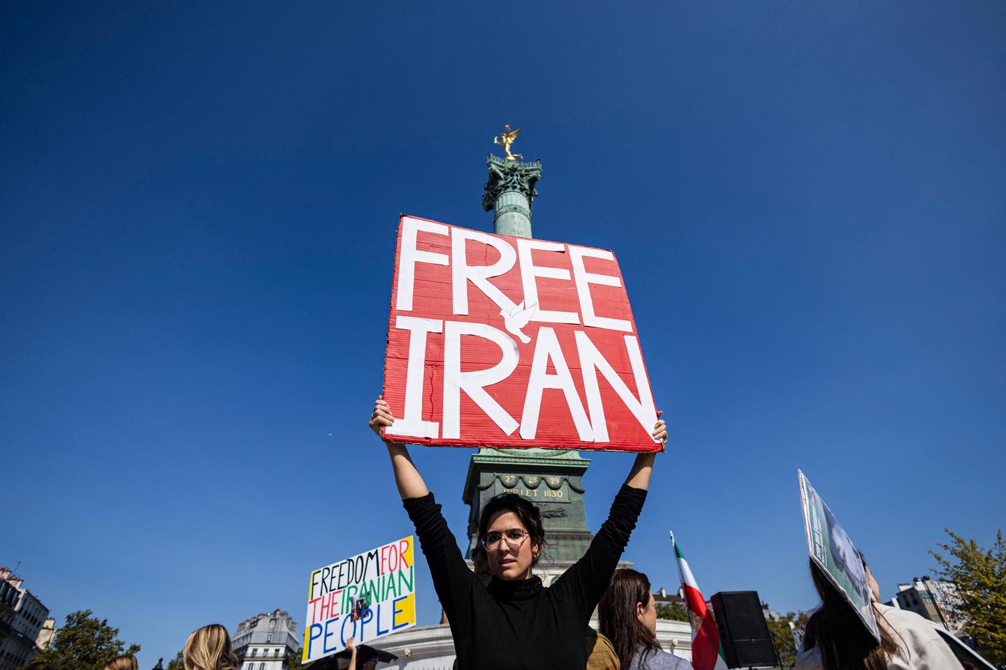 2年後、イラン市民社会を支援するパリのデモ