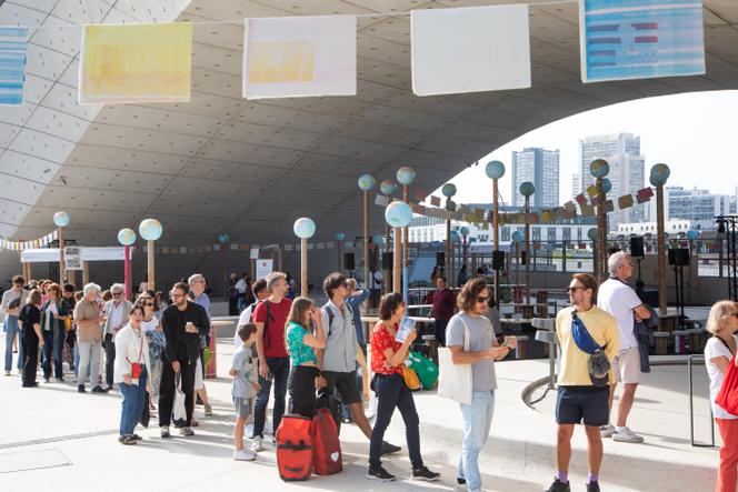 Sur le parvis du journal « Le Monde », lors de l’édition 2023 du festival de la rédaction, dans le 13ᵉ arrondissement de Paris.