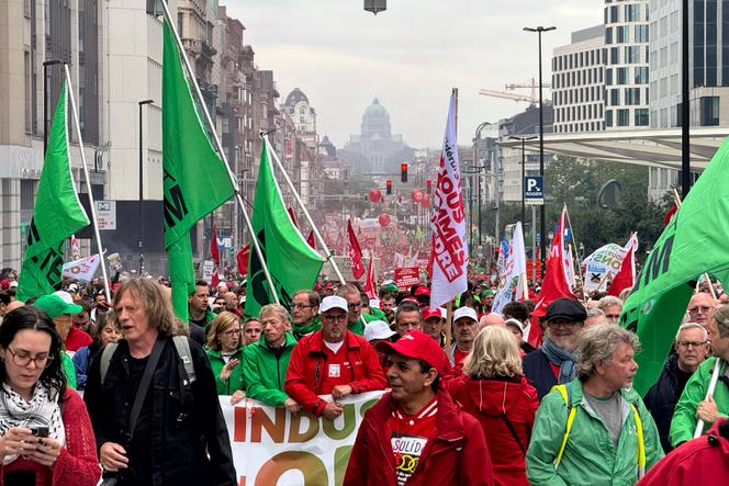 Les travailleurs du constructeur allemand Audi protestent contre la menace de licenciements massifs dans le centre-ville de Bruxelles, lundi 16 septembre 2024.