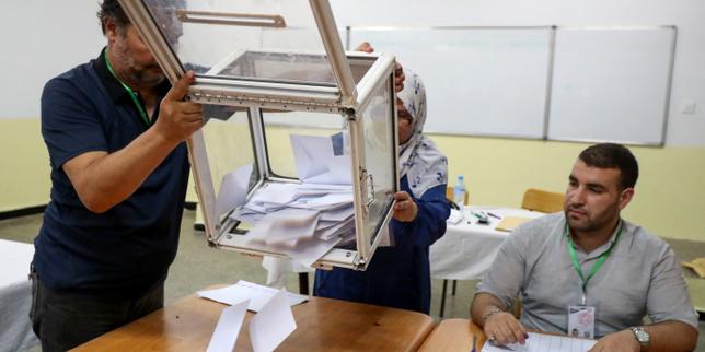 En Algérie, la Cour constitutionnelle double, sans convaincre, le nombre de votants à la présidentielle thumbnail