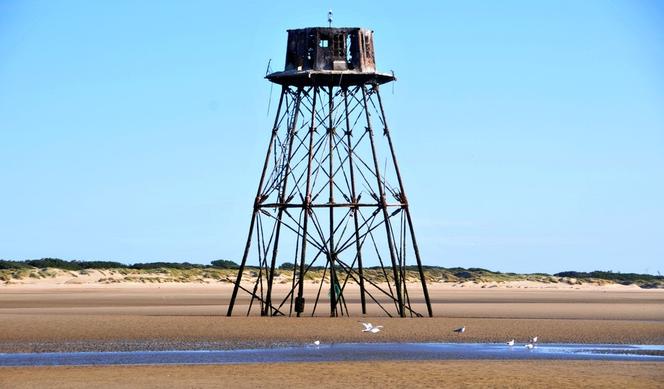 Le phare de Walde, situé à Marck, une commune voisine de Calais (Pas-de-Calais), qui marque la frontière entre la mer du Nord et la Manche.