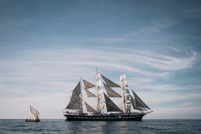 Odyssée des jeunes éclaireurs de la flamme olympique sur le « Belem », près de Saint-Malo (Ille-et-Vilaine), le 4 mai 2024.