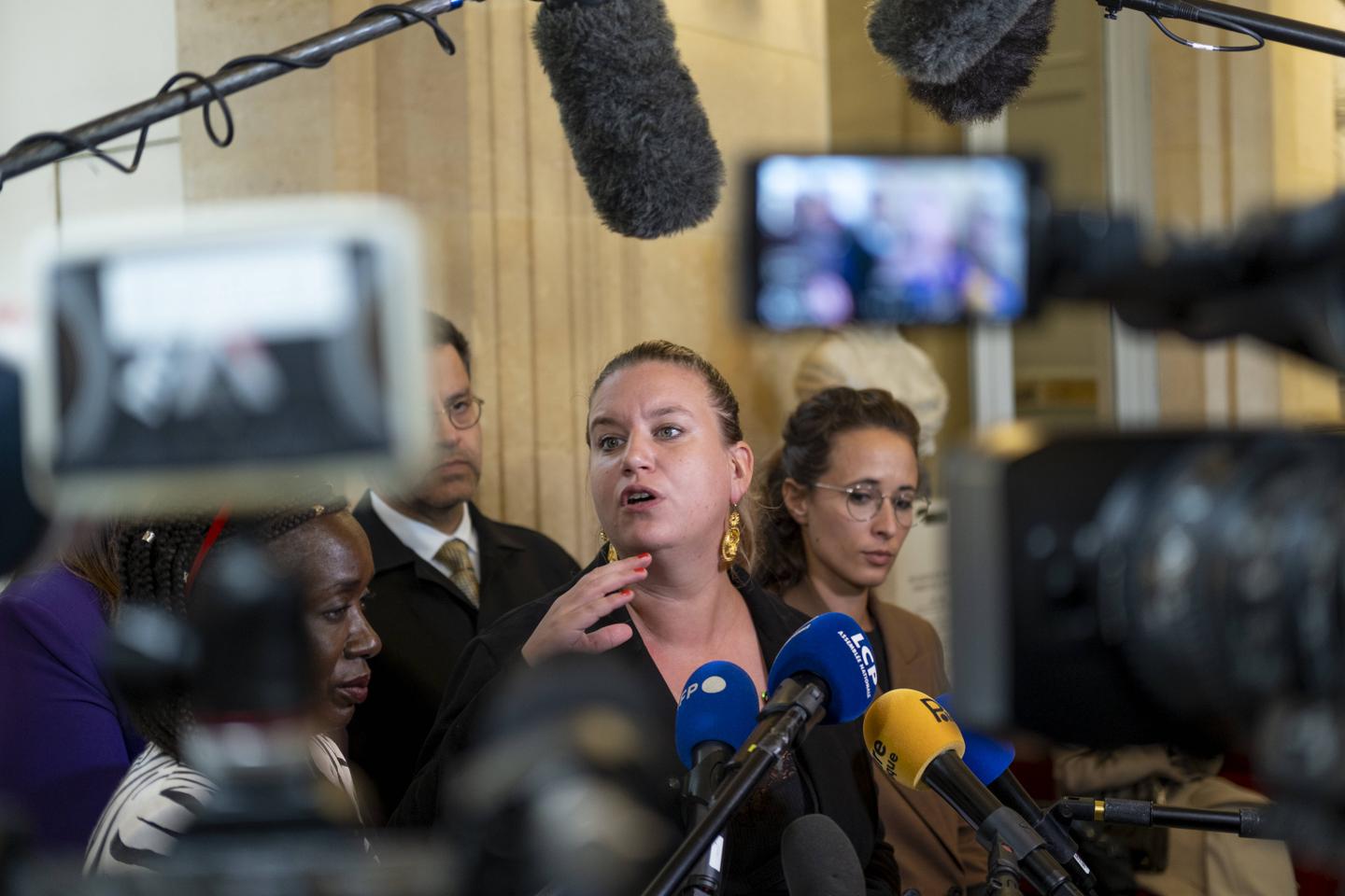圧力を受け、国会事務局はエマニュエル・マクロンの弾劾動議を受理可能と判断
