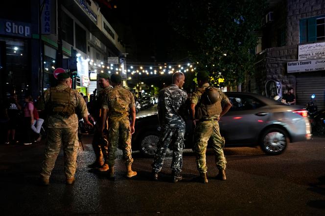 Des soldats libanais montent la garde devant le centre médical de l’université américaine de Beyrouth (Liban), où de nombreuses victimes de la série d’explosions sont soignées, le 17 septembre 2024. 