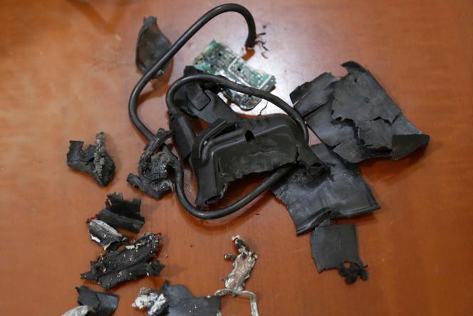 Um pager explodiu após um ataque controlado remotamente, nos subúrbios ao sul de Beirute, em 18 de setembro de 2024.