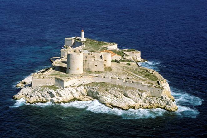 Vue du château d’If, prison du comte de Monte-Cristo, situé au large du Vieux-Port, à Marseille (Bouches-du-Rhône).