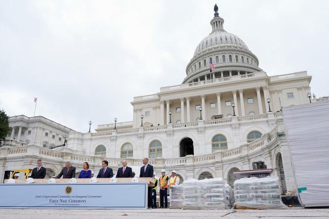 Des membres du Congrès américain lors de la cérémonie marquant le début de la construction de la plateforme pour l'investiture présidentielle de 2025, sur les marches du Capitole, à Washington, le 18 septembre 2024.