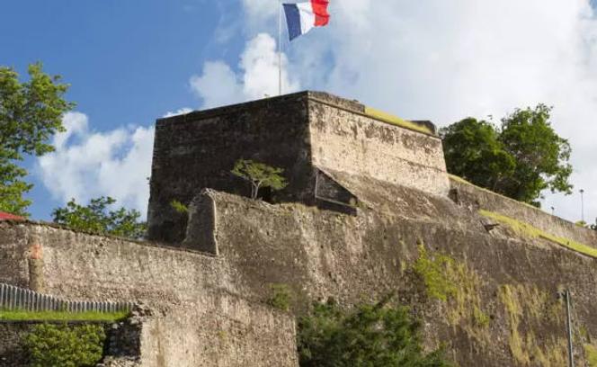 Vue du fort Saint-Louis à Fort-de-France, en Martinique. 