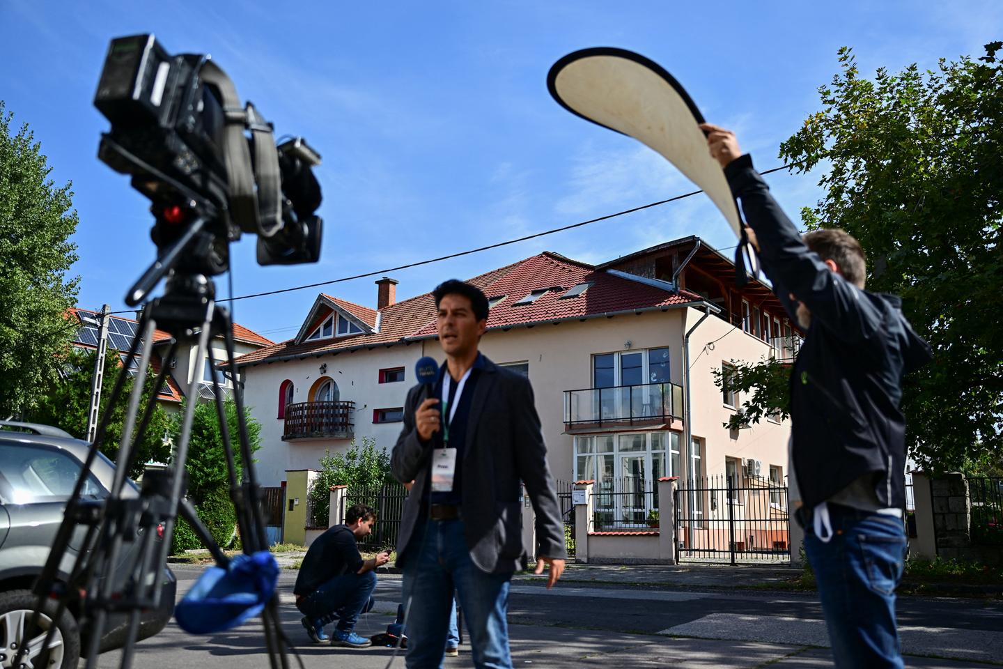 En Hungría, la televisión y la radio públicas progubernamentales han dejado de emitir, anuncia el primer ministro Péter Magyar