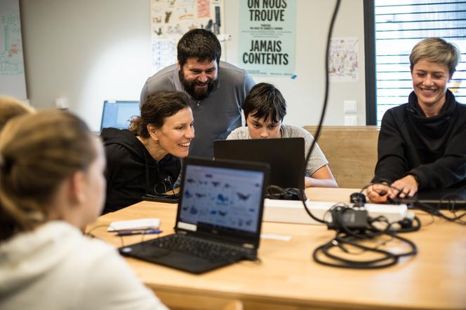 Julien Costet, responsable du FabLab du tiers-lieu La Dynamo, à Chambéry,  explique les bases du fonctionnement du logiciel libre Inkscape, le 16 septembre 2024.