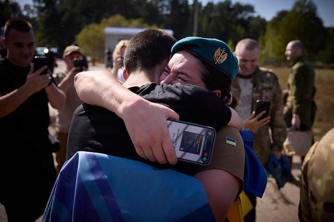 Des soldats ukrainiens retrouvent leurs proches après leur libération en échange de prisonniers de guerre russes, en Ukraine, le 14 septembre. 