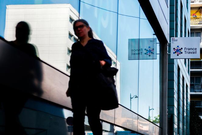 Devant l’une des agences de France Travail (anciennement Pôle emploi), à Paris, le 19 septembre 2024. 