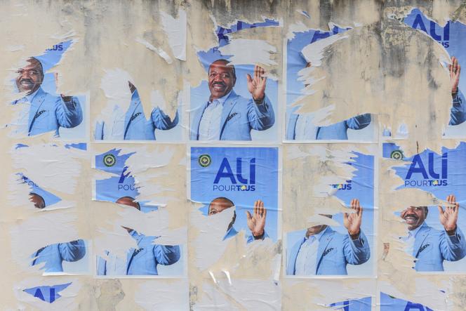 Des affiches de campagne de l’ancien président gabonais Ali Bongo Ondimba, à Libreville, en septembre 2023.