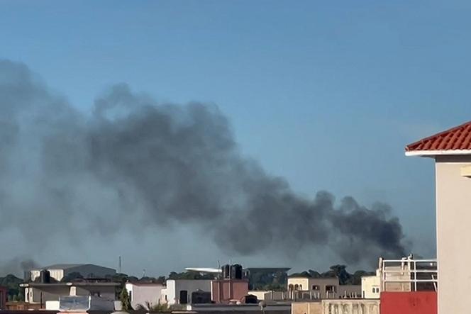 Un panache de fumée s’élève à Bamako alors que des coups de feu et des détonations sont entendus, le 17 septembre 2024.