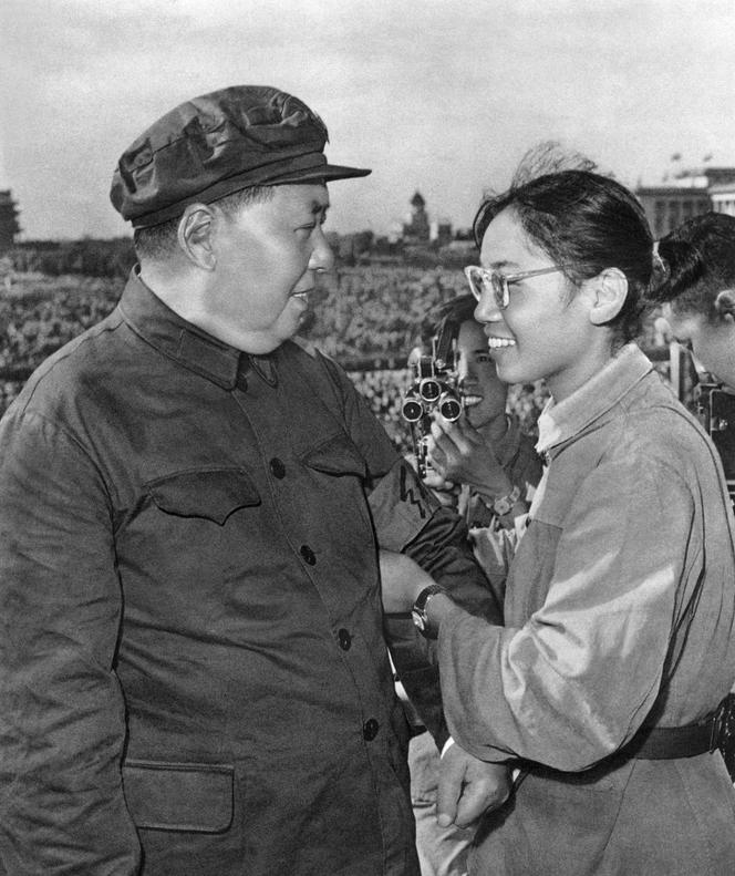 Song Binbin, membre de la garde rouge, offre un brassard à Mao Zedong lors d’un meeting pour célébrer la Révolution culturelle, à Pékin, le 18 août 1966.