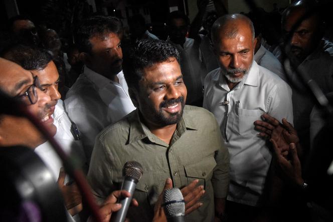 Anura Kumara Dissanayake s’adresse à la presse alors qu’il se rend à la Commission électorale, au lendemain de l’élection présidentielle, à Colombo, au Sri Lanka, le 22 septembre 2024. 