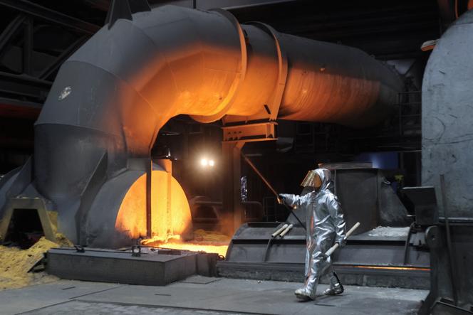 Un ouvrier sidérurgique de ThyssenKrupp, devant un haut fourneau de l’usine de Duisbourg, en Allemagne, le 14 novembre 2022.