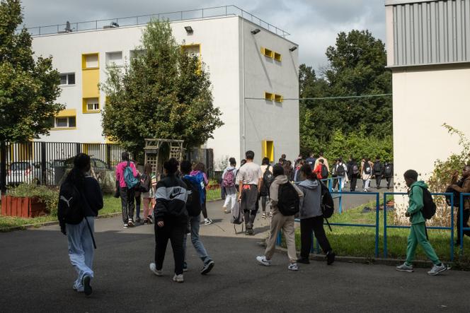 Vue sur la sortie du collège Pablo-Neruda d’Aulnay-sous-Bois (Seine-Saint-Denis), le 10 septembre 2024.