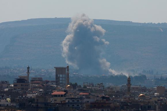 Des panaches de fumée, vus de Sour, dans le sud du Liban, le 24 septembre 2024.