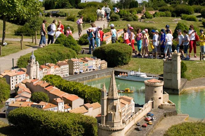 Le port de La Rochelle dans le parc France Miniature, dans les Yvelines.