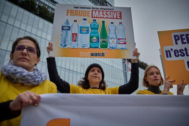 Manifestation organisée par l’ONG Foodwatch suite à leur plainte déposée contre Nestlé Waters et le groupe Sources Alma pour neuf délits alléguant qu’ils ont traité illégalement leurs eaux embouteillées puis les ont vendues sans en informer les consommateurs. Devant le tribunal de grande instance de Paris, le 21 février 2024. 