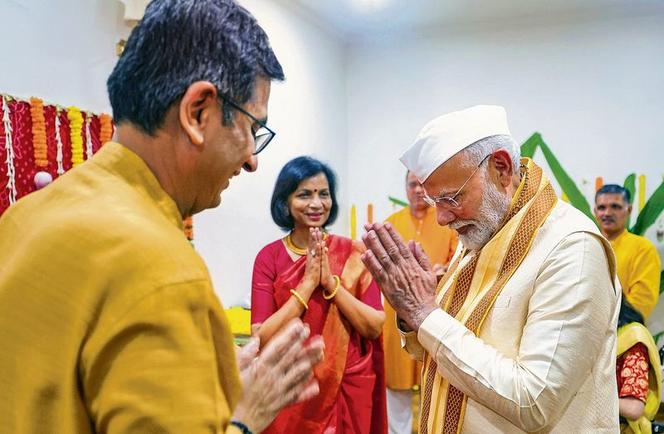 Le président de la Cour suprême indienne, Dhananjaya Yeshwant Chandrachud, sa femme, et le premier ministre indien, Narendra Modi, dans la résidence privée du chef de la justice, le 11 septembre 2024.
