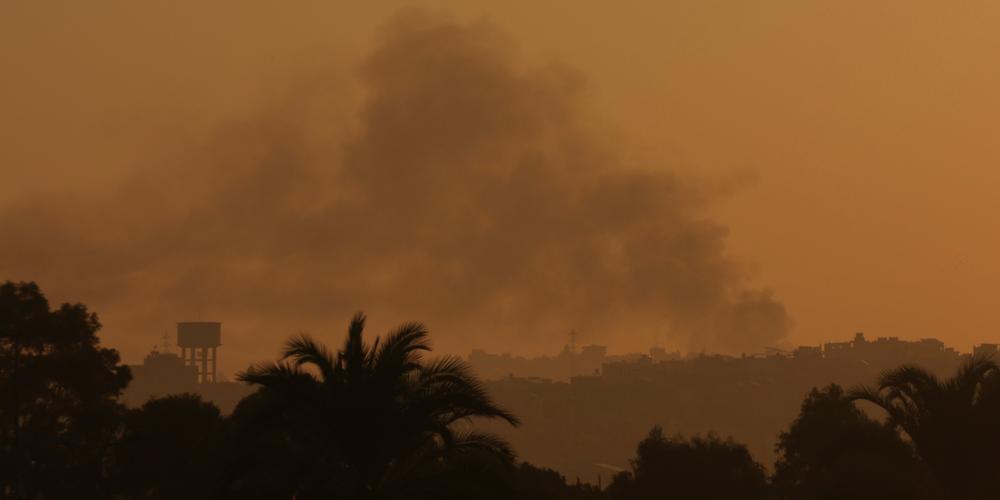 Un bombardement israélien au Liban, vu de la ville de Tyr, le 24 septembre 2024.