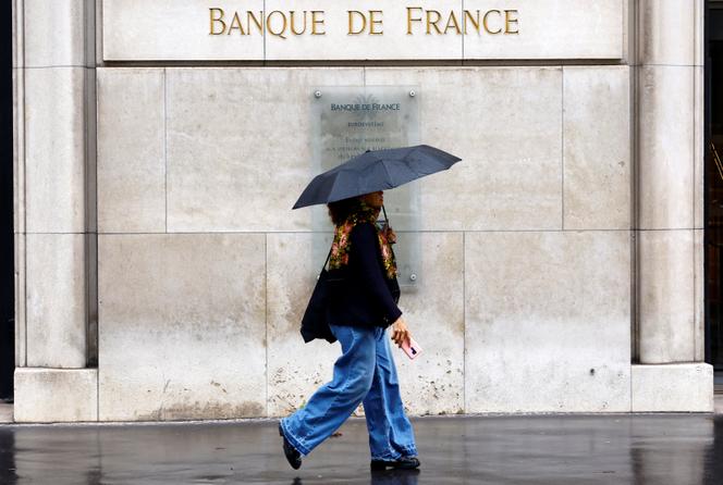 Une femme passe devant le bâtiment de la Banque de France à Paris, le 25 septembre 2024.