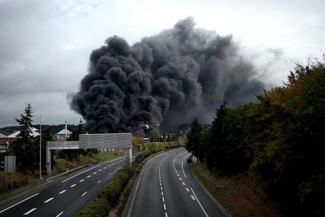 Lors de l’incendie de l’usine Lubrizol, à Rouen, le 26 septembre 2019.