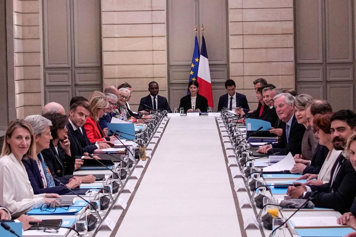« les choix de michel barnier affichent une intention de gouverner le gouvernement à défaut de gouverner la france »